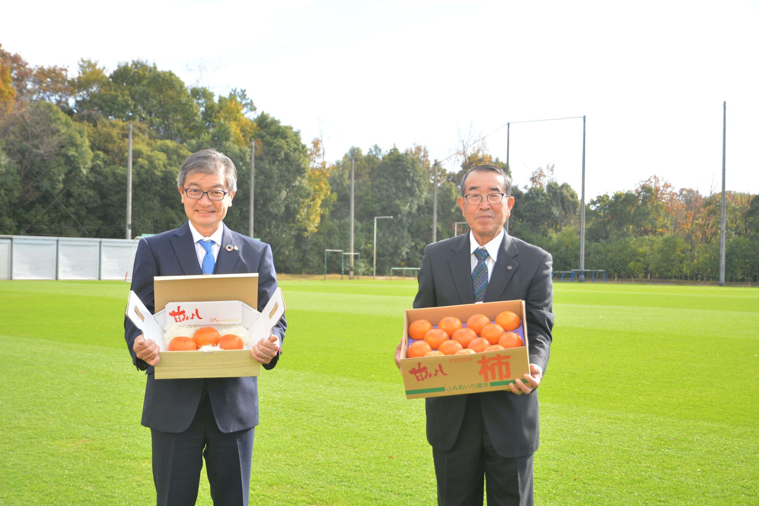 名古屋グランパスにみよしの柿贈呈 みよし市果樹組合 ｊａあいち豊田